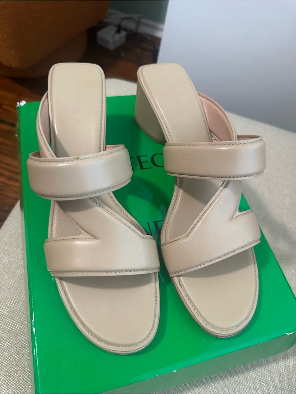 Bottega Veneta Vienna Calfskin Sandals - Cream